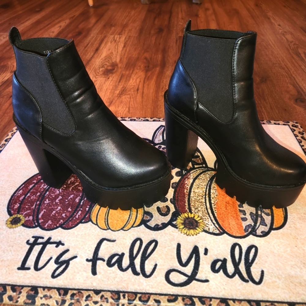 Shein 5 inch platform black boots size 7 (38)